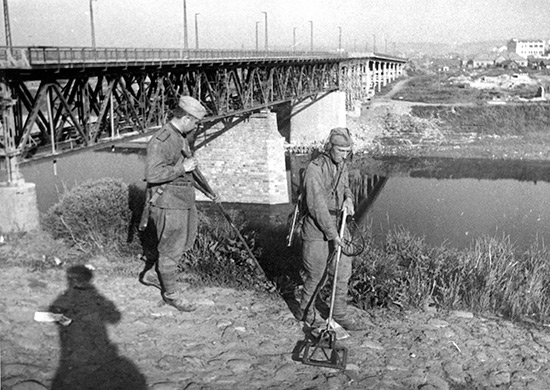 Саперы разминируют Витебск, 1944 г.
